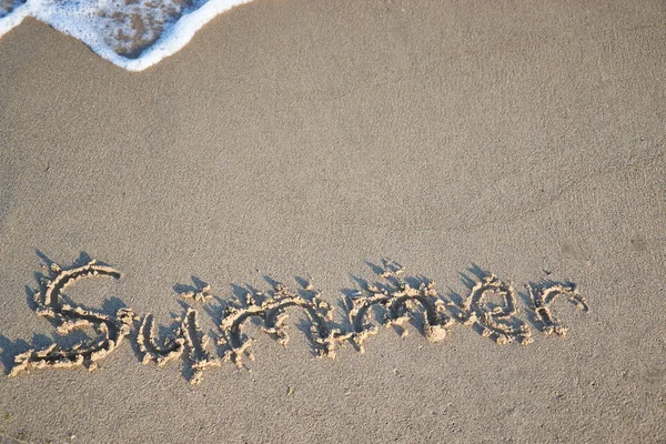 Nyári szó van írva a strandon homok — Stock Fotó