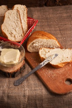 Fırın ekmek üreticileri - altın rustik huysuz somun ekmek ve siyah kara tahta zemin üzerine buns. Natürmort yukarıdan yakalanan