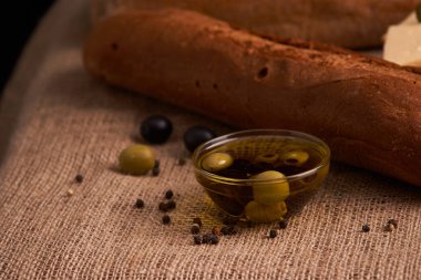 İtalyan baget yağ ile ahşap masa üzerinde. Seçici ve yumuşak odak