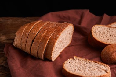 taze pişmiş ekmek koyu ahşap mutfak masasında. Seçici odak