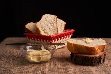 Fırın ekmek üreticileri - altın rustik huysuz somun ekmek ve siyah kara tahta zemin üzerine buns. Natürmort yukarıdan yakalanan