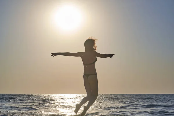 Όμορφη γυναίκα να κάνει γιόγκα asana στην παραλία με φόντο defocused. — Φωτογραφία Αρχείου