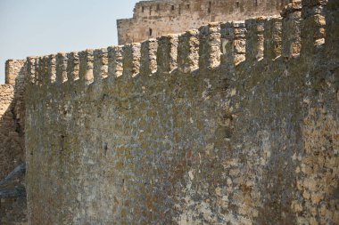 Kaleden yapılmış eski duvarın bir parçası. İyi hava