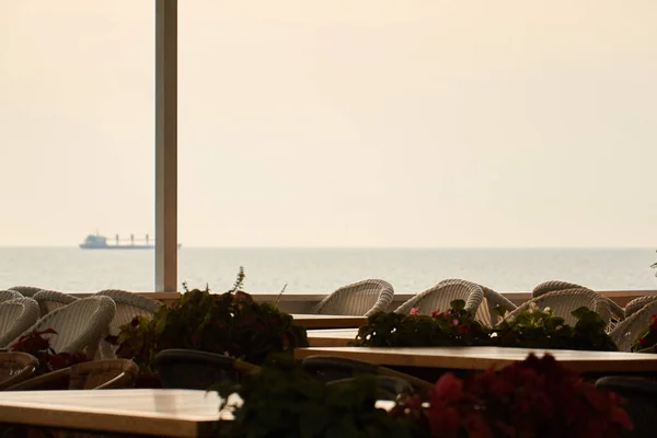 Caffè sulla terrazza vicino al mare al tramonto — Foto Stock