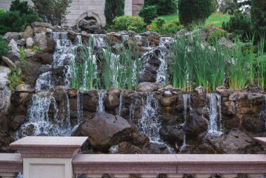 Yaz aylarında yaban ördekleri ve çeşme ile Yeşil park