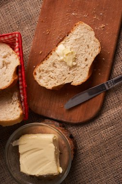 Karanlık ructic ahşap arka plan closeup dilimlenmiş kepekli ekmek en iyi görünümü