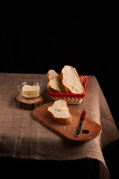 taze pişmiş ekmek koyu ahşap mutfak masasında. Seçici odak