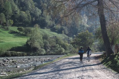 Yaz günü Dağ Nehri Dere Vadisi manzara manzara yakınında yürüyen iki adam