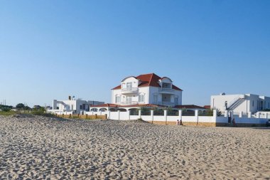 Shingled mavi gökyüzü arka plan kahverengi çatıda ile yeni modern ekolojik yazlık evi üst detayını yakın çekim.