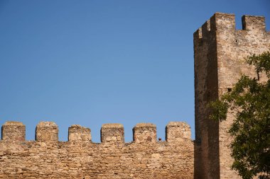 iyi yaz havasında ortaçağ kalesi. Mimari