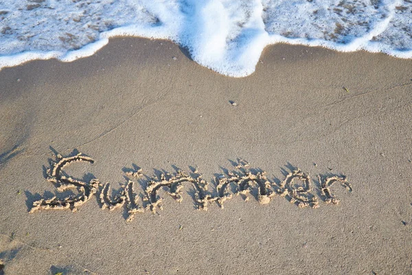 Sommar meddelande på strand sanden - semester och resa begreppsmässigt — Stockfoto