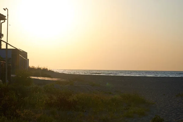 Güzel kumlu plaj, gün batımı ve deniz dalgası — Stok fotoğraf