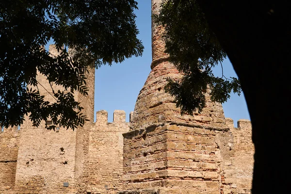 Średniowieczny zamek w dobrej letniej pogodzie. Architektura — Zdjęcie stockowe