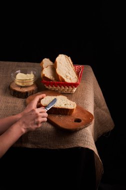 Fırın ekmek üreticileri - altın rustik huysuz somun ekmek ve siyah kara tahta zemin üzerine buns. Natürmort yukarıdan yakalanan