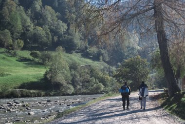Yaz günü Dağ Nehri Dere Vadisi manzara manzara yakınında yürüyen iki adam