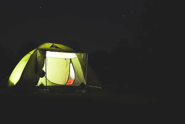 Iluminado Camping Amarelo Tenda Noite Paisagem Brilhando Lua em Céu Azul escuro — Fotografia de Stock