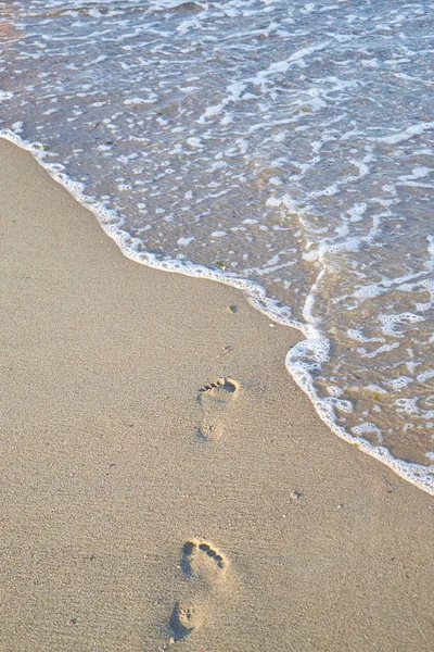 闪亮的，完美的脚印在沙滩上夏天 — 图库照片