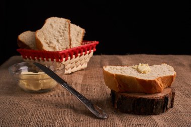 Fırın ekmek üreticileri - altın rustik huysuz somun ekmek ve siyah kara tahta zemin üzerine buns. Natürmort yukarıdan yakalanan