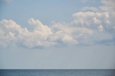 deniz üzerinde bulutile mavi gökyüzü, güzel hava