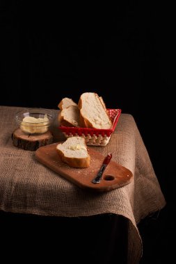 teasty ev gıda kavramı ekmek ve tereyağı masaya kadar yakın