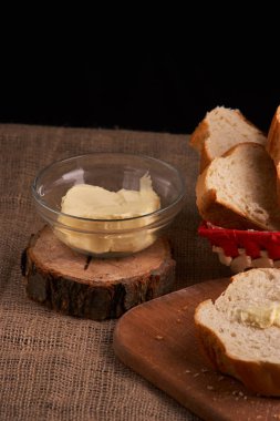 Fırın ekmek üreticileri - altın rustik huysuz somun ekmek ve siyah kara tahta zemin üzerine buns. Natürmort yukarıdan yakalanan