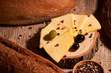 Geleneksel Hollanda yarı sert peynir zeytin Sivas'tan kırsal tablo ile devam eder. Baget ve ekmek ile