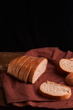 taze pişmiş ekmek koyu ahşap mutfak masasında. Seçici odak