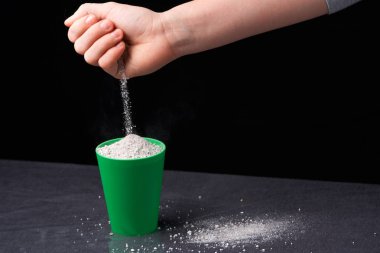 Perlit bir kadın elinde. perlit suda sebze için