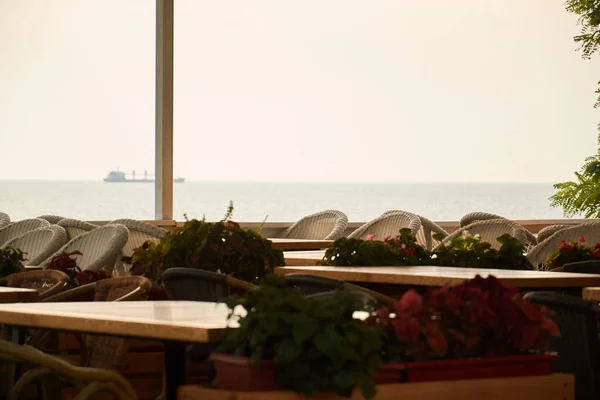 Caffè sulla terrazza vicino al mare al tramonto — Foto Stock