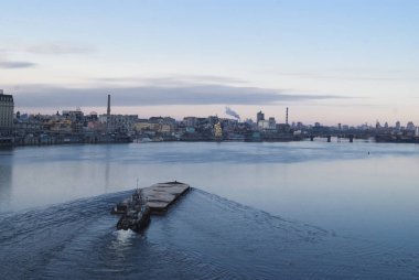 Dinyeper nehrinde yüzen mavna. Arka planda Kiev şehir manzara. 17.11.2018