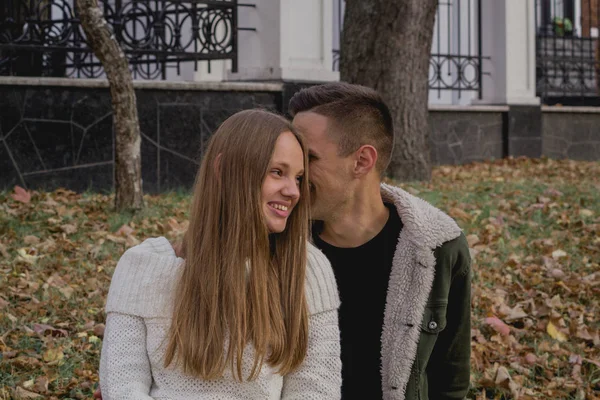 Pareja feliz en el parque de otoño pasar un buen rato. Color otoño —  Fotos de Stock