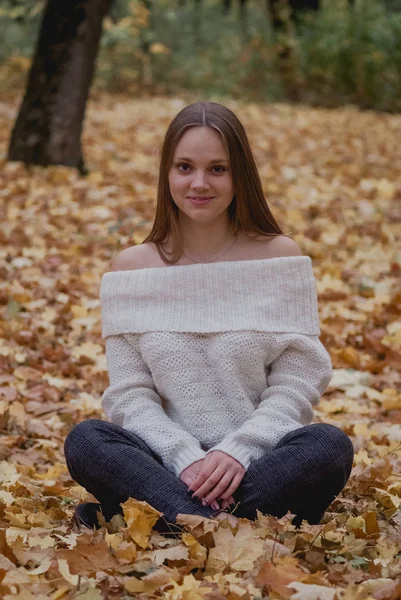 Молодая женщина в красивом осеннем парке, концептуальная осень. Счастливого настроения — стоковое фото