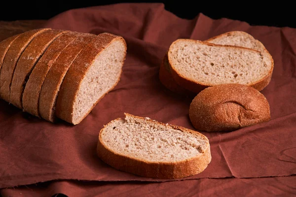 Friss házi kenyérrel. Ropogós. A kovász kenyér. Kovásztalan kenyeret. diétás kenyér Stock Kép