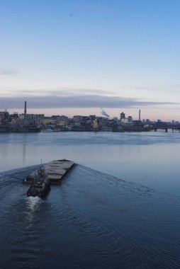 Dinyeper nehrinde yüzen mavna. Arka planda Kiev şehir manzara. 17.11.2018