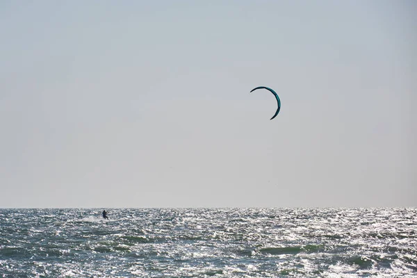 Виндсерфинг, Fun in the ocean, Extreme Sport on sea background — стоковое фото