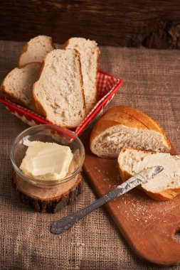 Fırın ekmek üreticileri - altın rustik huysuz somun ekmek ve siyah kara tahta zemin üzerine buns. Natürmort yukarıdan yakalanan