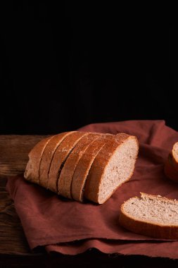 taze pişmiş ekmek koyu ahşap mutfak masasında. Seçici odak