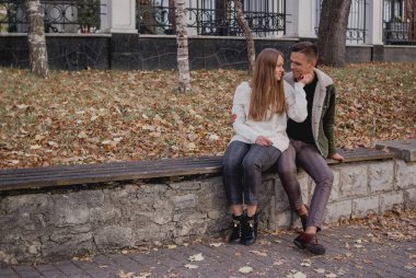 Sonbahar parkında mutlu çift eğlenceli zaman var. Renkli sonbahar