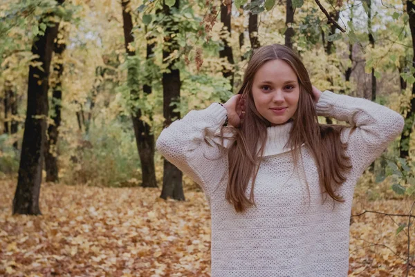Молодая женщина в красивом осеннем парке, концептуальная осень. Счастливого настроения Лицензионные Стоковые Фото