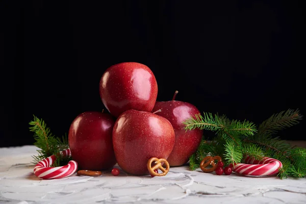 Süßigkeiten und Äpfel auf dem hölzernen Hintergrund — Stockfoto