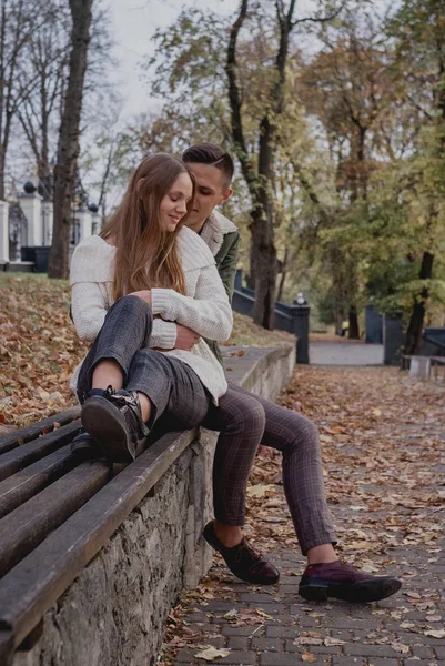 Το ευτυχισμένο ζευγάρι στο φθινοπωρινό πάρκο να διασκεδάσει. Χρώμα φθινόπωρο — Φωτογραφία Αρχείου