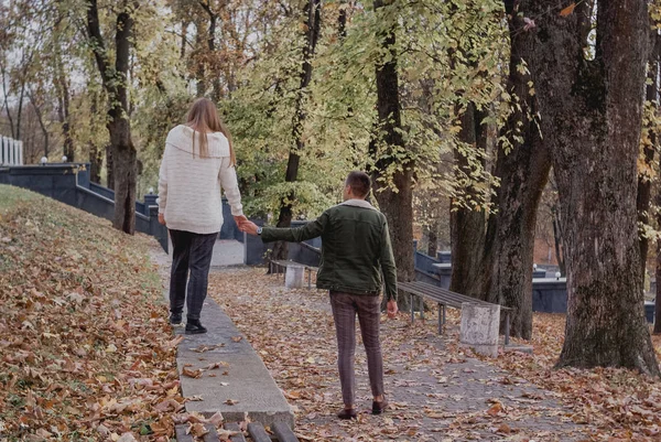 Heureux jeune couple marchant un jour d'automne dans le parc.Ils s'amusent ensemble. adolescent mignon — Photo