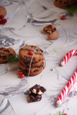 Gri arka planda Noel kurabiyeleri. yeni yıl pişirme