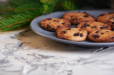 plaka üzerinde beyaz arka plan üzerinde çikolatalı çikolata ile tatlı kurabiye