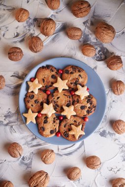 gri arka planda fındık ve çerezler