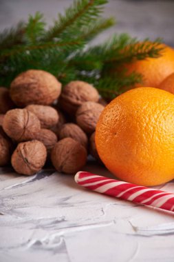 Çikolata, portakal ve beyaz arka plan üzerinde masada fındık. yeni yıl kavramı
