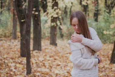 Örme kazak sonbahar uzun dalgalı saçlar ile güzel, rüya ve mutlu bir kız portresi. Güzel hava