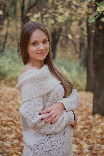 Retrato de una hermosa, soñadora y feliz chica con el pelo largo ondulado en punto suéter otoño. Buen tiempo. — Foto de Stock