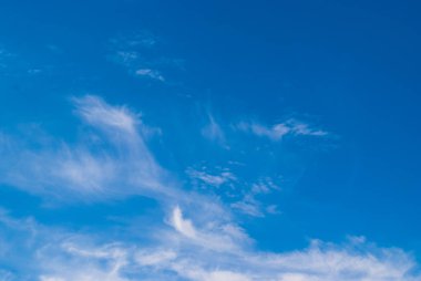 Bulanık bulutlar, sabah saatlerinde gökyüzü. Mavi, beyaz pastel cennet, yumuşak odak lens parlama güneş ışığı.