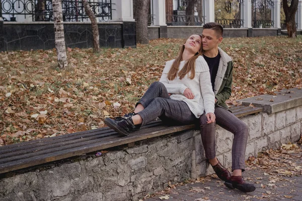 Gelukkig paar in de herfst Park hebben een leuke tijd. Gekleurde herfst — Stockfoto